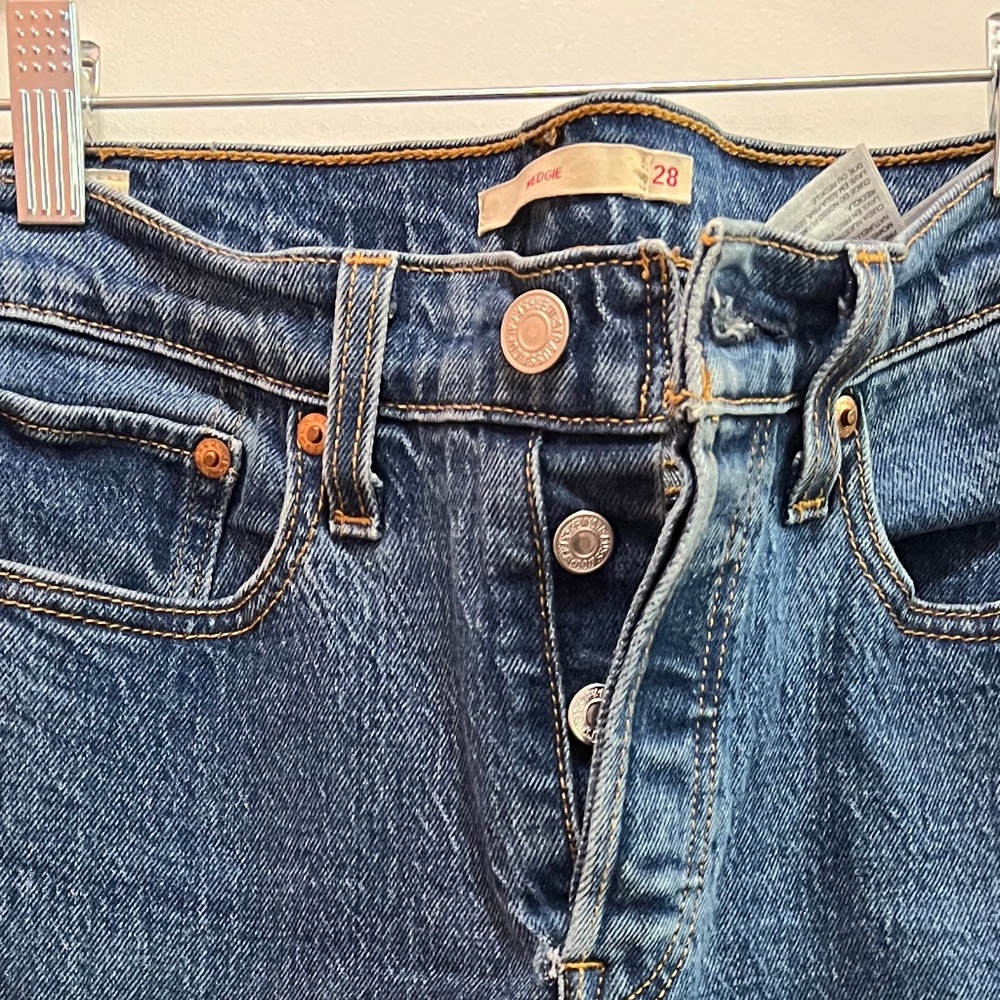 Levi Wedgie Fit Jeans Sz 28
